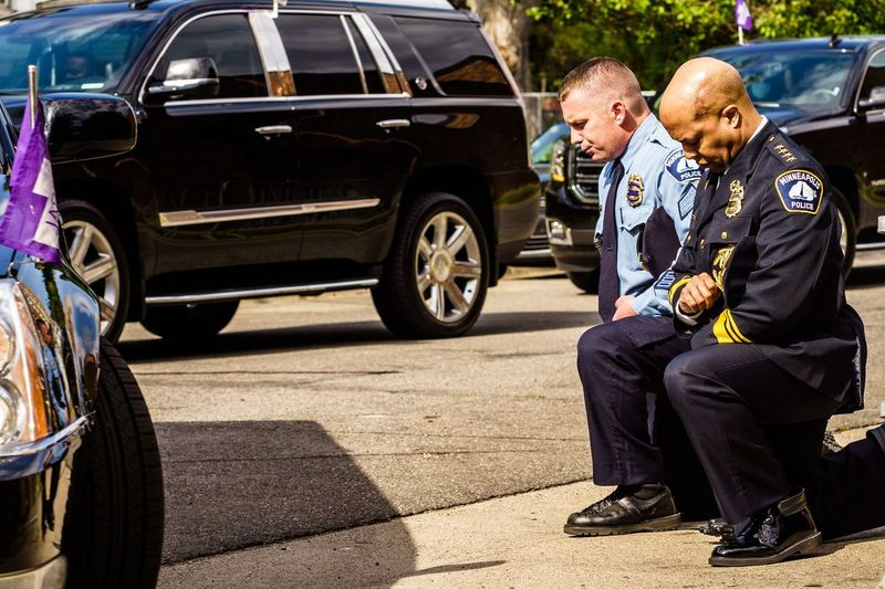 Die Polizeichefin von Minneapolis, Medaria Arradondo (rechts), kniet nieder, als die sterblichen Überreste von George Floyd am 4. Juni 2020 in Minneapolis zu einer Gedenkfeier gebracht werden.