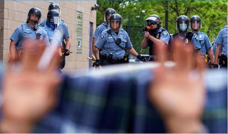 Fast ein Jahr nach den Protesten nach der Ermordung von George Floyd gibt es kaum Beweise dafür, dass Minneapolis den Umgang seiner Polizisten mit weniger tödlichen Waffen geändert hat oder dass die Stadt ihre Aufsicht über Polizeipraktiken und -disziplin verstärkt hat.