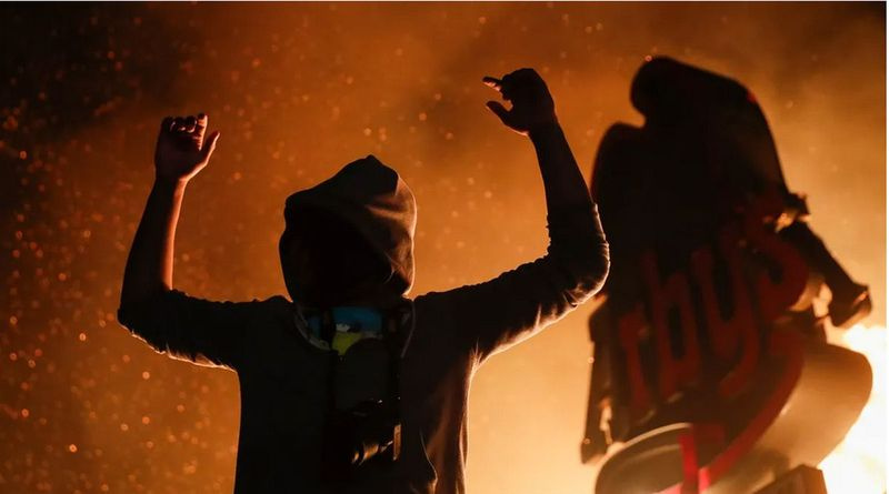 Am 29. Mai 2020 brennt ein Fast-Food-Restaurant in der Nähe der 3. Precinct-Station des Minneapolis Police Department. Die Proteste gegen George Floyds Tod durch einen Polizisten dauerten tagelang an.