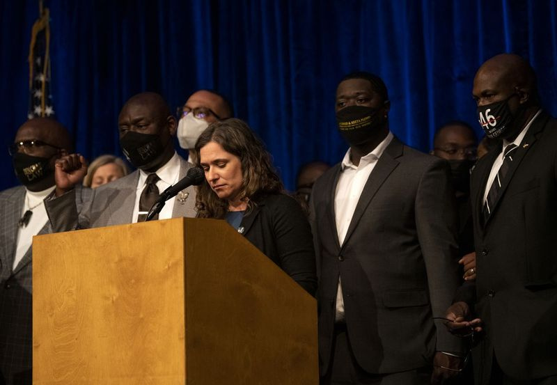 Die Präsidentin des Stadtrats von Minneapolis, Lisa Bender, auf einer Pressekonferenz am 12. März über die Einigung der Stadt in Höhe von 27 Millionen US-Dollar mit der Familie von George Floyd.