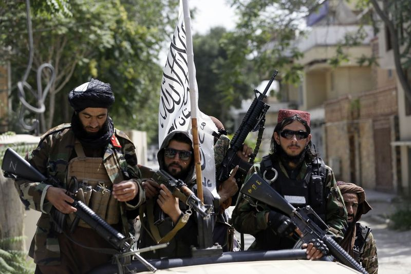 Combatentes do Taleban exibem sua bandeira em patrulha em Cabul, Afeganistão, quinta-feira, 19 de agosto de 2021. O Taleban celebrou o Dia da Independência do Afeganistão na quinta-feira, declarando que derrotou os Estados Unidos, mas os desafios ao seu governo vão desde administrar um país com muito pouco dinheiro e burocratas para potencialmente enfrentar uma oposição armada começaram a surgir.