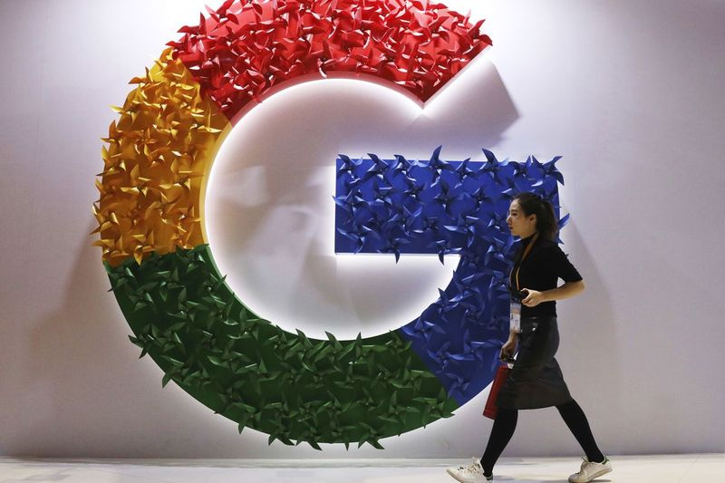 Šajā pirmdienas, 2018. gada 5. novembra faila fotoattēlā sieviete iet garām uzņēmuma Google logotipam Ķīnas starptautiskajā importa izstādē Šanhajā. Francijas pretkonkurences uzraudzības iestāde ir nolēmusi uzlikt Google naudas sodu 268 miljonu dolāru apmērā par dominējošā stāvokļa ļaunprātīgu izmantošanu sarežģītajā tiešsaistes reklāmas biznesā. Pirmdien, 2021. gada 7. jūnijā, tika teikts, ka šāda rīcība ir bezprecedenta.