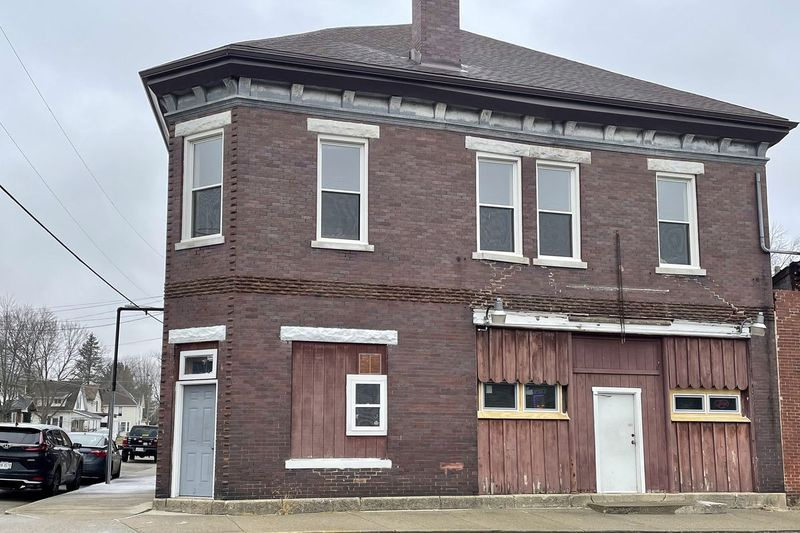 Deze foto gemaakt op 25 januari 2021 toont de Jolly Roger Bar and Grill in Woodstock, Ohio, nadat de FBI de eigenaresse Jessica Watkins had gearresteerd voor haar betrokkenheid bij de inbreuk op het Capitool in de VS op 6 januari.