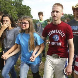 Ученици су извођени из Шумске средње школе након пуцњаве. | Бруце Ацкерман/Стар-Баннер преко АП