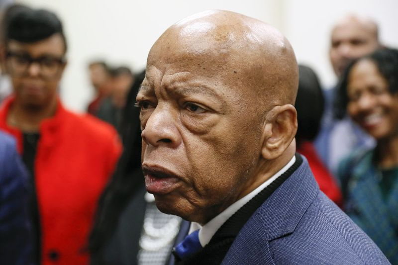 O representante dos EUA John Lewis, D-Georgia, fala com repórteres no mês passado.
