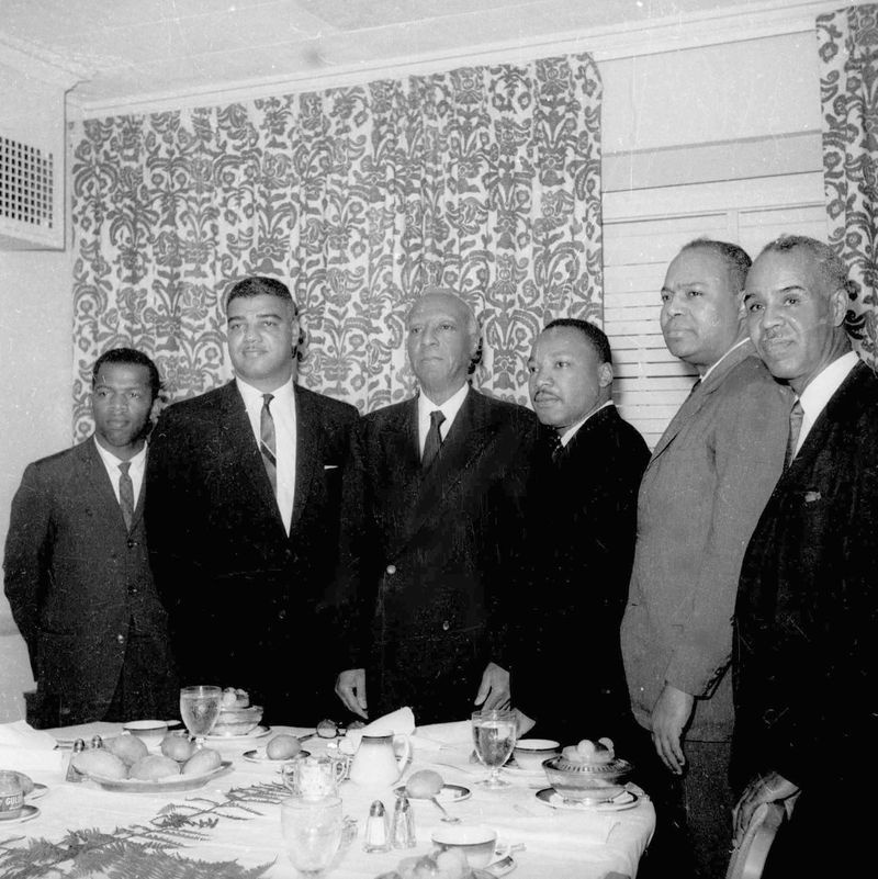 John Lewis (extrema esquerda) em 1963. Lewis era na época presidente do Comitê Coordenador de Não-Violência dos Estudantes. Com ele estão (da esquerda); Whitney Young, diretor nacional da Urban League; A. Philip Randolph, presidente do Negro American Labor Council; Martin Luther King Jr., presidente da Southern Christian Leadership Conference; James Farmer, diretor do Congresso de Igualdade Racial; e Roy Wilkins, secretário executivo da Associação Nacional para o Avanço das Pessoas de Cor.