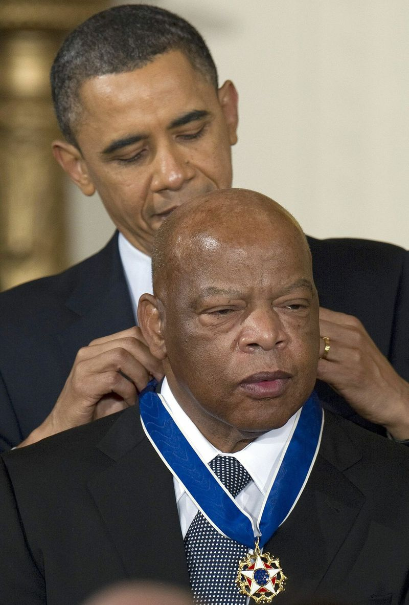 O presidente Barack Obama concede a Medalha da Liberdade de 2010 para o deputado americano John Lewis, D-Ga, durante uma cerimônia na Casa Branca em 15 de fevereiro de 2011.