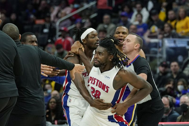 Center Detroitu Pistons Isaiah Stewart (28) je zdržaný po faule v druhom polčase nedeľňajšieho zápasu proti Los Angeles Lakers.