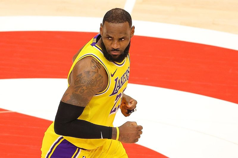 LeBron James dijo que ser interrumpido por un aficionado en Atlanta no le molestaba. Estoy feliz de que los fanáticos hayan vuelto al edificio, dijo.