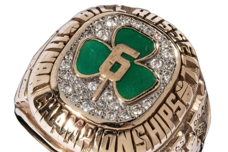 Une bague de championnat des Celtics NBA fait partie des articles que Bill Russell met aux enchères.
