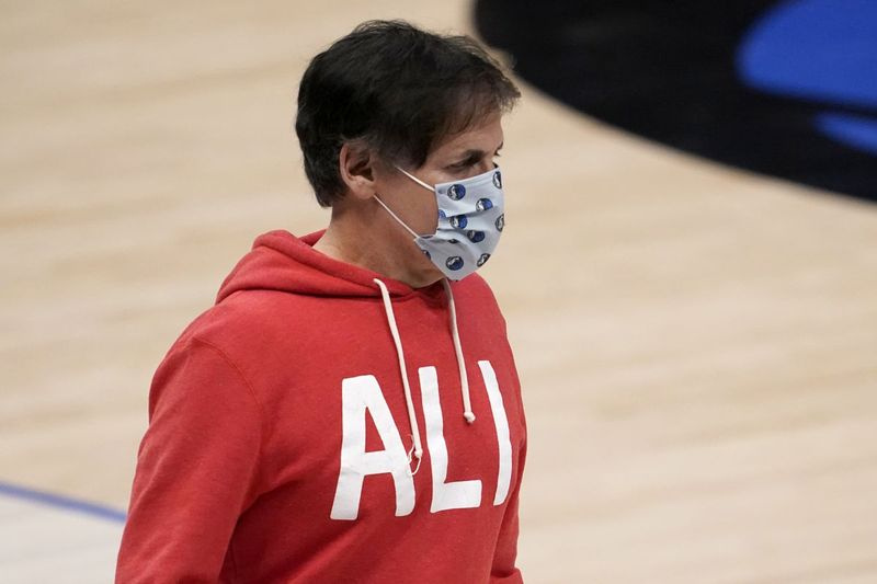 El propietario de los Dallas Mavericks, Mark Cuban, decidió no tocar el himno nacional antes de los partidos en casa de su equipo. Posteriormente, la NBA anuló la decisión de Cuban.