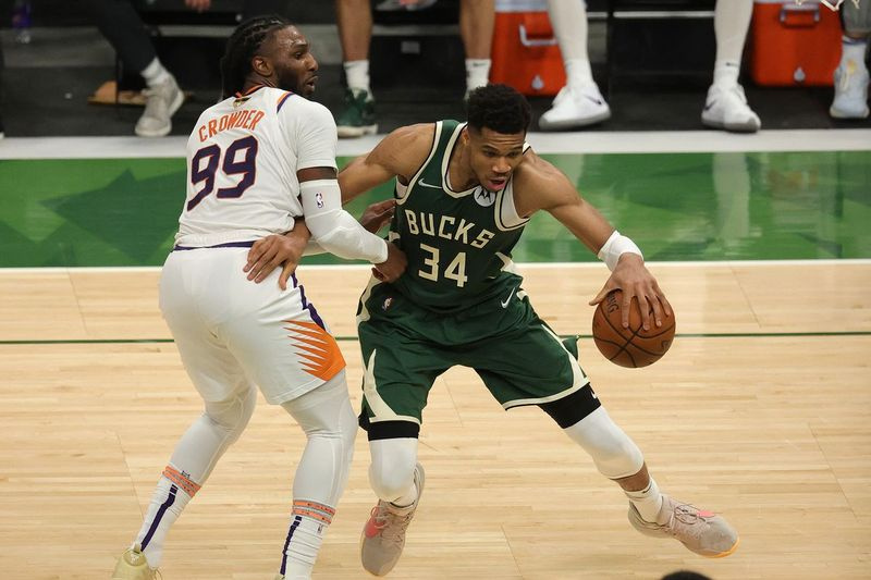 Giannis Antetokounmpo conduce hacia la canasta contra Jae Crowder en el Juego 3 de las Finales de la NBA el domingo en Milwaukee.