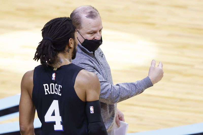 Knicksi treener Tom Thibodeau vestleb teisipäevases mängus Miami Heatiga Derrick Rose