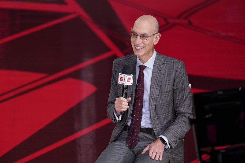 Financièrement, pour la saison, sans entrer dans les détails, nous avons fait un peu mieux que ce que nous avions initialement prévu, a déclaré le commissaire de la NBA, Adam Silver.