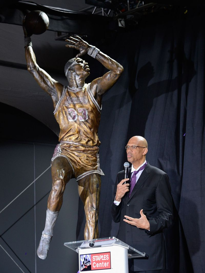 Kareem Abdul-Jabbar statue afsløres ved STAPLES Center