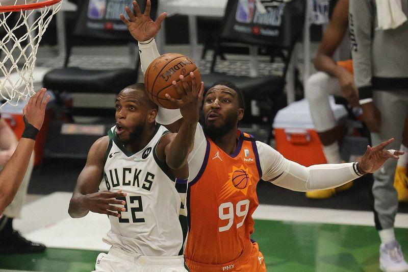 Khris Middleton tente un tir contre Jae Crowder lors de la première moitié du match 4 de la finale NBA mercredi à Milwaukee.