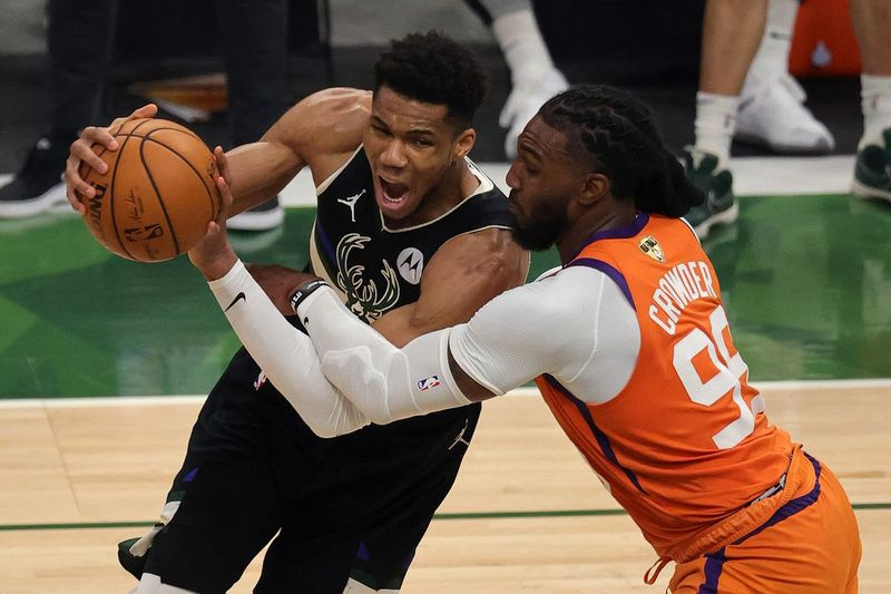 Giannis Antetokounmpo jede ke koši proti Jae Crowderovi během 6. utkání finále NBA v úterý na Fiserv Forum v Milwaukee.