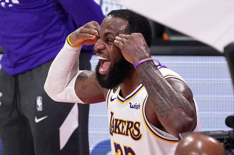 LeBronas Jamesas ir „Lakers“ susitarė dėl sutarties pratęsimo dvejiems metams.