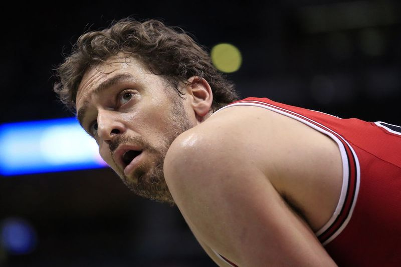 Pau Gasols, kurš redzams 2016. gada faila fotoattēlā, kad viņš spēlēja Bulls komandā, paziņoja par aiziešanu no basketbola.