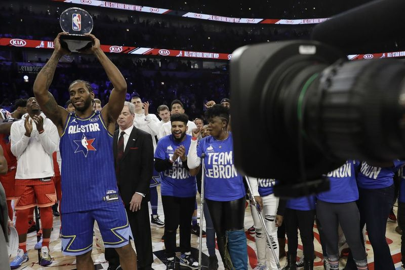 Kawhi Leonard po loňském zápase přebírá cenu Kobe Bryanta MVP v NBA All-Star Game.