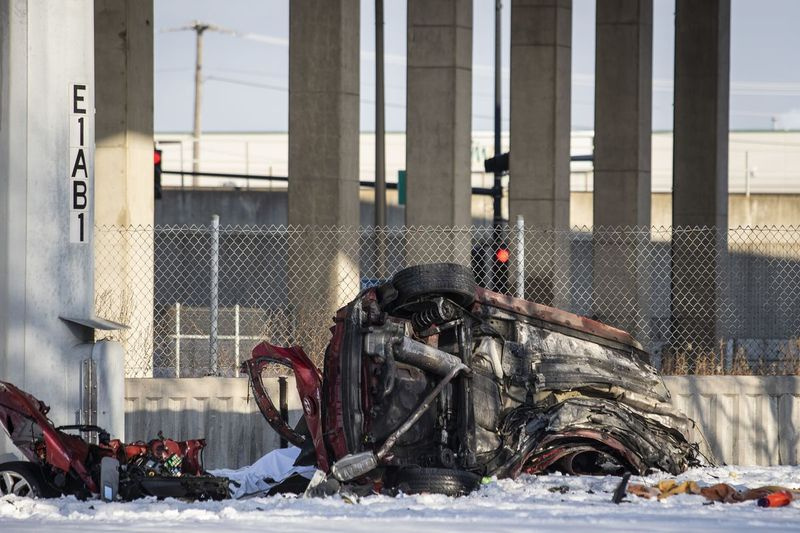 Un vehículo se estrelló contra un poste en la I-55 la madrugada del viernes y se cayó de la autopista en Robinson Street y Archer Avenue en el Southwest Side.