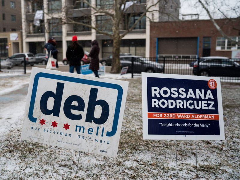 Des panneaux pour les rivales aldermaniques du 33e Ward, Deb Mell et Rossana Rodriguez-Sanchez, sont vues côte à côte à Horner Park le 26 février. Mell a concédé au cours du week-end, affirmant que son adversaire avait fait une excellente course. | Max Herman/Pour le Sun-Times
