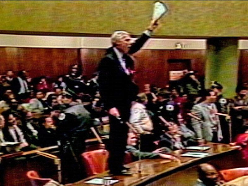 En 1987, pendant les tristement célèbres guerres du Conseil, Ald. Richard Mell se tenait sur son bureau, exigeant d