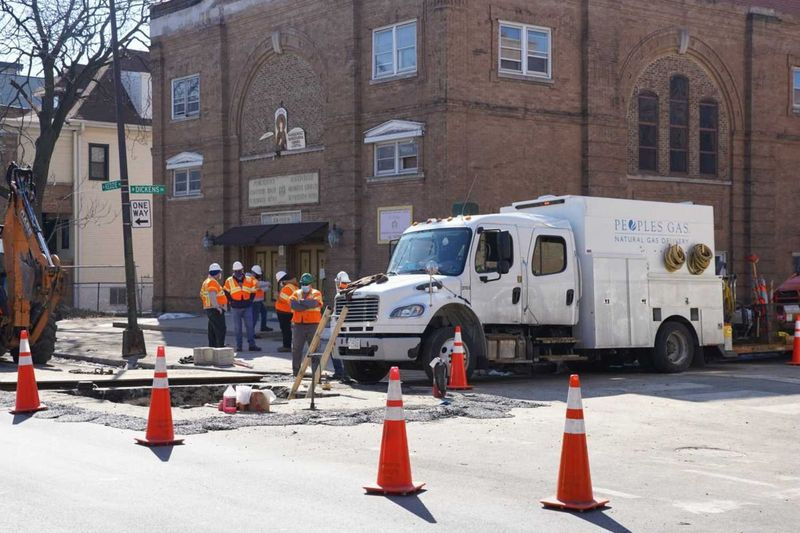 Posádky Peoples Gas pracujú na výpadku služieb 3. marca na Kedzie Avenue na Dickens Avenue.