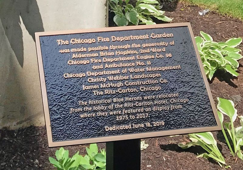 Plaque sur la statue de héron du hall du Ritz-Carlton