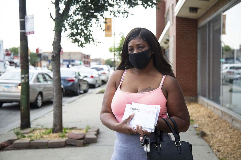 Lashann Walker, 49, di luar Pejabat Pos Auburn Park, 8345 S. Ashland Ave. di Auburn Gresham pada hari Selasa. Dia sedang mengambil mel; dia berkata tiada mel telah dihantar ke rumahnya selama tiga minggu.
