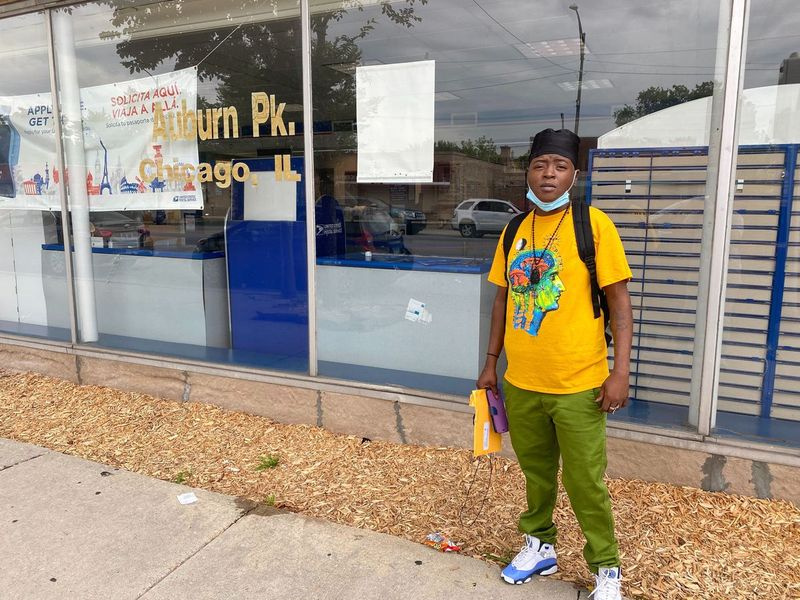 Anquita Ward, 35, berkata dia tidak menerima mel di rumah selama dua minggu dan berada di Pejabat Pos Auburn Park, 8345 S. Ashland Ave., cuba mendapatkan bungkusan pada hari Selasa.