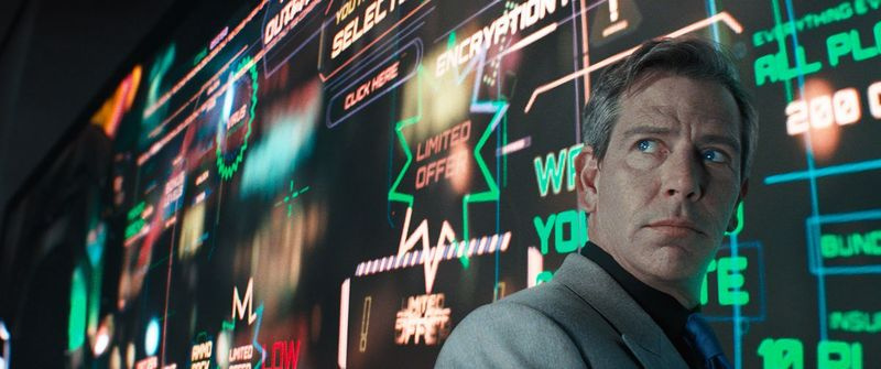 Το εταιρικό στέλεχος Nolan Sorrento (Ben Mendelsohn) είναι ένας από τους ανταγωνιστές του Wade που θα αναλάβει την Oasis. | ΑΦΟΙ WARNER.
