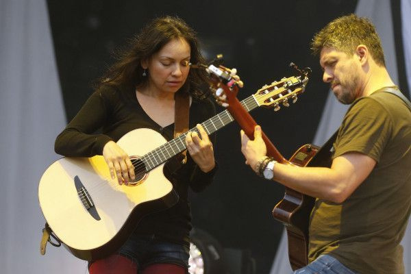 Gabriela Quintero ja Rodrigo Sanchez Mehhiko bändist Rodrigo y Gabriela esinevad Pariisis 2014. aastal. | THOMAS SAMSON / AFP / Getty Images)