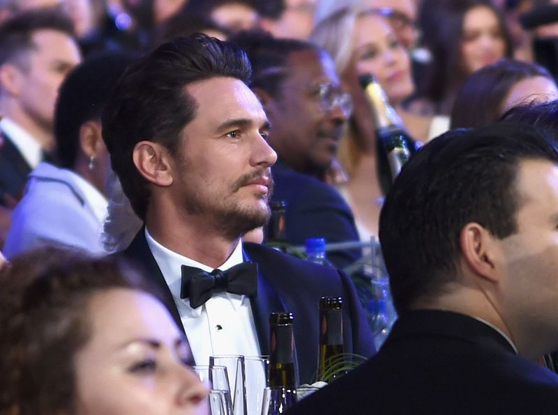 James Franco sleduje akci na jevišti v neděli během předávání cen Screen Actors Guild Awards. | Dimitrios Kambouris/Getty Images