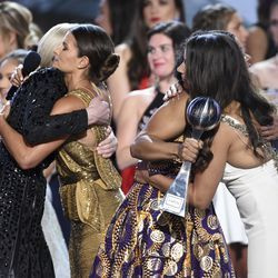 Les récipiendaires du prix Arthur Ashe pour le courage Sarah Klein, à gauche, l
