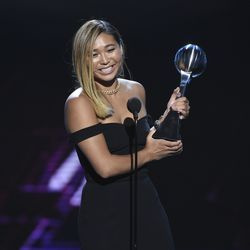 La snowboardeuse Chloe Kim accepte le prix de la meilleure athlète féminine, aux ESPY Awards au Microsoft Theatre le mercredi 18 juillet 2018, à Los Angeles. | Phil McCarten/Invision/AP