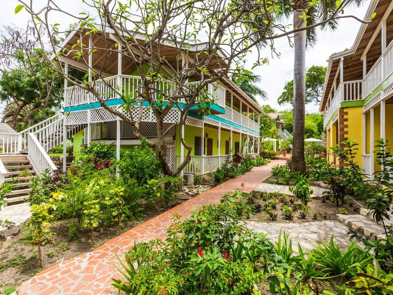 Sur 30 acres surplombant Long Bay sur la côte des Caraïbes, le complexe Elite Island tout compris réservé aux adultes est adjacent au parc national de Devil