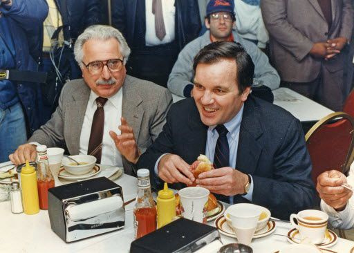 Richard M. Daley je bil še vedno državni tožilec okrožja Cook in še ni bil izvoljen za župana, ko se je ustavil pred kampanjo in je 5. decembra 1988 pri Mannyju jedel sendvič z govejim mesom z Bobom Manfredinijem. Fotografija datoteke Sun-Times