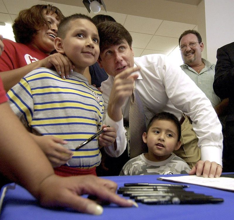 Med postankom leta 2003 pri Mannyju je takratni Gov. Rod Blagojevich opozarja na televizijske kamere 9-letnega Andrewa Hernandeza in njegovega brata Abrahama, 4-letnega, ko podpisuje zakon o dvigu minimalne plače. Na levi je Maria Sanchez, mati fantov Hernandez. Desno v b