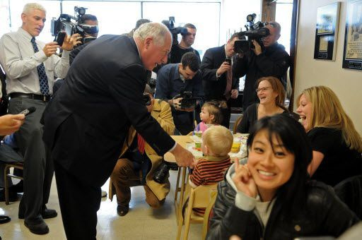 Na obisku po volitvah novembra 2010 guverner Pat Quinn pozdravi mlade in stare obiskovalce pri Mannyju. Fotografija datoteke Sun-Times