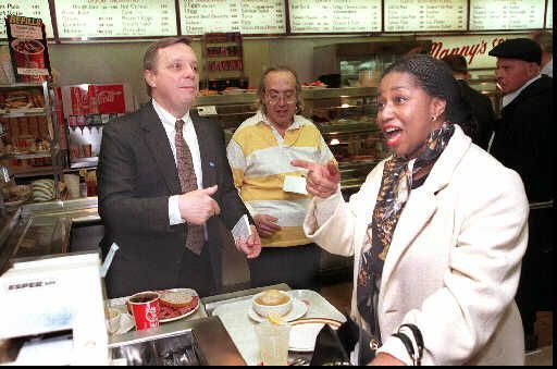 Leta 1996 se je ameriška senatorka Carol Moseley-Braun pridružila takratnemu kandidatu v senatu Dicku Durbinu, da se je ustavila v kampanji pri Mannyju. Fotografija datoteke Sun-Times