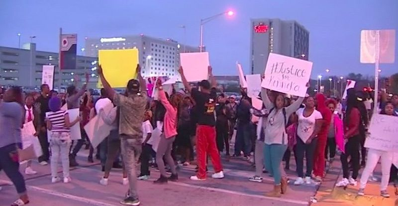 Demonstranter, der hævder, at der var uretfærdigt spil i Kenneka Jenkins