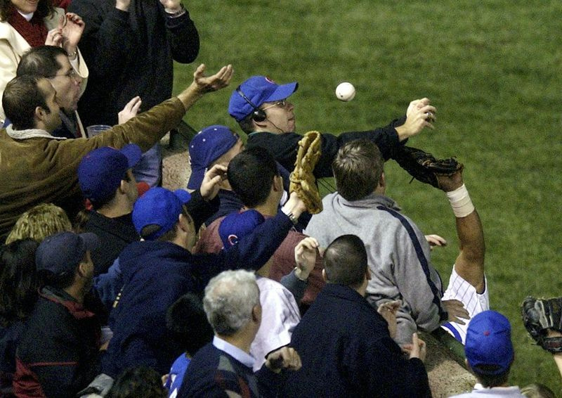 Auf diesem Dateifoto vom 14. Oktober 2003 fängt Steve Bartman einen Ball, als der Arm des linken Feldspielers der Chicago Cubs, Moises Alou, rechts in die Tribüne greift, gegen die Florida Marlins im achten Inning während des 6. Spiels der National League-Meisterschaft
