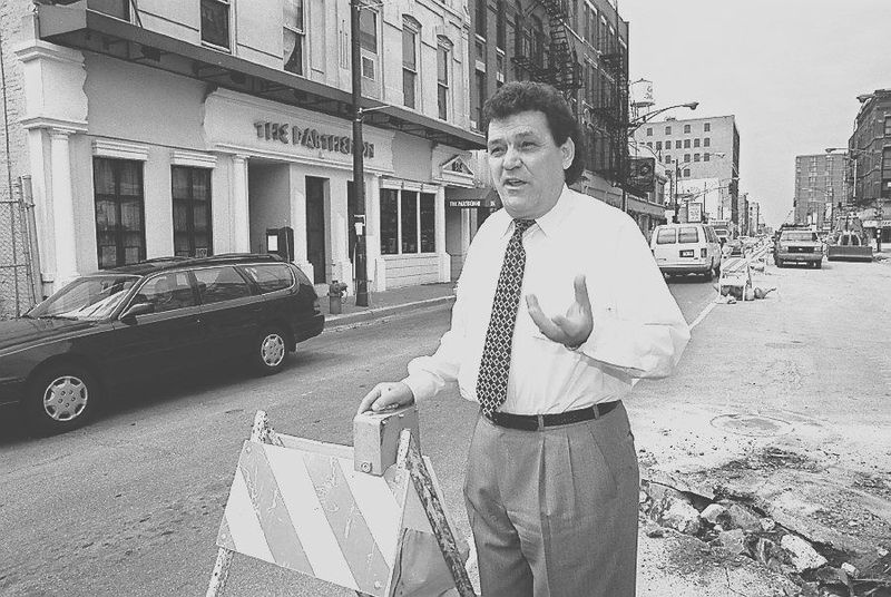 Christos Liakouras, propietario del restaurante The Parthenon, 314 S. Halsted, habla sobre los planes de la ciudad para Greektown en 1996. Foto de archivo de Rich Hein / Sun-Times