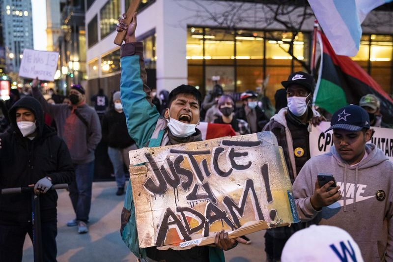 Snesevis af demonstranter marcherer ned ad Magnificent Mile, efter at byen Chicago offentliggjorde videoerne af den 13-årige Adam Toledo, der blev dødeligt skudt af en politibetjent i Chicago, torsdag aften den 15. april 2021. Toledo blev skudt ihjel af en betjent d. 29. marts i en gyde vest for 2300 blokken af ​​South Sawyer Avenue i Little Village på Southwest Side. | Ashlee Rezin Garcia/Sun-Times