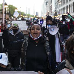 Snesevis af demonstranter marcherer ned ad Michigan Avenue i Loop, efter at byen Chicago offentliggjorde videoerne af 13-årige Adam Toledo, der blev dødeligt skudt af en politibetjent i Chicago, torsdag aften den 15. april 2021. Toledo blev skudt ihjel af en betjent den 29. marts i en gyde vest for 2300-blokken på South Sawyer Avenue i Little Village på Southwest Side.