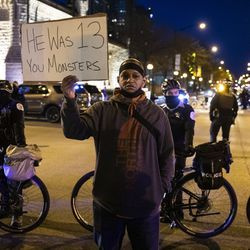 Snesevis af demonstranter marcherer ned ad Magnificent Mile, efter at byen Chicago offentliggjorde videoerne af den 13-årige Adam Toledo, der blev dødeligt skudt af en politibetjent i Chicago, torsdag aften den 15. april 2021. Toledo blev skudt ihjel af en betjent d. 29. marts i en gyde vest for 2300 blokken af ​​South Sawyer Avenue i Little Village på Southwest Side.