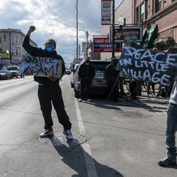 Enrique Enriquez, venstre, og et samfundsaktivistmøde på 26th St., efter at kropskameraoptagelserne af Chicago-politiet, der dræber Adam Toledo, blev frigivet torsdag den 15. april 2021 i Chicago. En 13-årig Chicago-dreng ser ud til at have tabt en pistol og begyndt at løfte sine hænder mindre end et sekund, før en politibetjent skød og dræbte ham i sidste måned, viser optagelser, der blev offentliggjort torsdag under pres fra lokalsamfundet.
