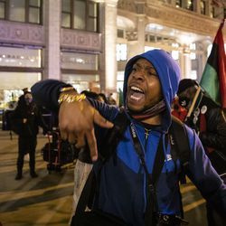 Lamon Reccord leder en sang, mens snesevis af demonstranter marcherer ned ad Magnificent Mile, efter at byen Chicago offentliggjorde videoerne af den 13-årige Adam Toledo, der blev dødeligt skudt af en politibetjent i Chicago, torsdag aften den 15. april 2021. Toledo var skudt ihjel af en betjent den 29. marts i en gyde vest for 2300-blokken på South Sawyer Avenue i Little Village på Southwest Side.