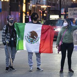 Snesevis af demonstranter marcherer ned ad Michigan Avenue i Loop, efter at byen Chicago offentliggjorde videoerne af 13-årige Adam Toledo, der blev dødeligt skudt af en politibetjent i Chicago, torsdag aften den 15. april 2021. Toledo blev skudt ihjel af en betjent den 29. marts i en gyde vest for 2300-blokken på South Sawyer Avenue i Little Village på Southwest Side.